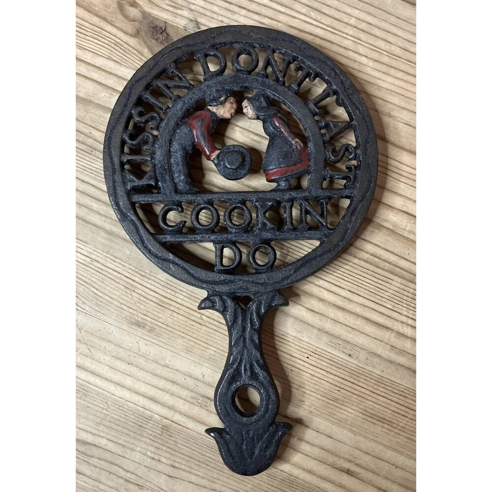 Vintage Wilton Black Cast Iron Kissin Don't Last Cookin Do Amish Couple Trivet